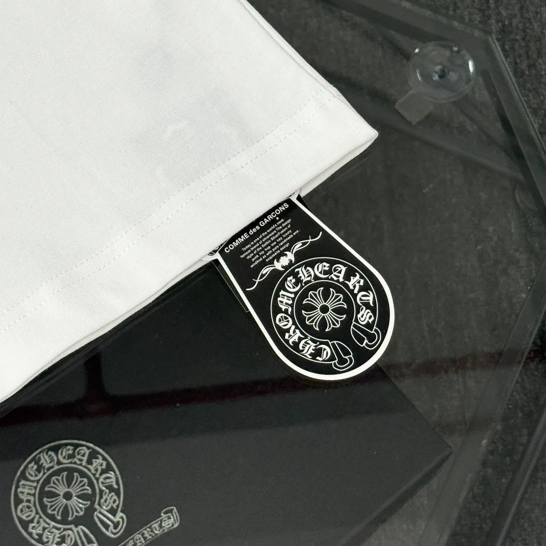 P170 Chrome Hearts 25 high-end versions. The fabric is made of 300 grams of high-density pure cotton. It does not deform or shrink. It has three labels. It is the same style for men and women. Technology: suede foaming + digital printing. Color: white, black. SIZE: S-XL.